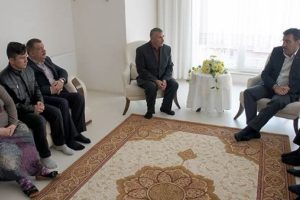 Bakan T&uuml;fenkci'den şehit ailesine ziyaret