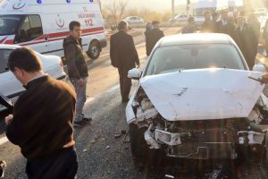 Otomobil ile minib&uuml;s &ccedil;arpıştı: 6 yaralı