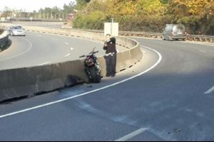Bariyerlere &ccedil;arpan motosiklet s&uuml;r&uuml;c&uuml;s&uuml; &ouml;ld&uuml;