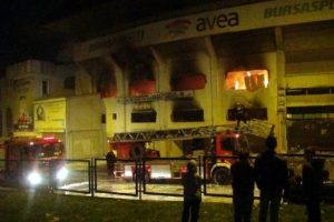 Bursaspor'un yıkımı s&uuml;ren Atat&uuml;rk Stadyumu'nda yangın &ccedil;ıktı