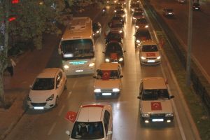 Sosyal medya &uuml;zerinden haberleşip...