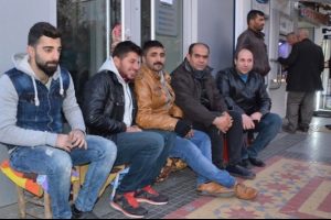 Vatandaşlar TOKİ konutları i&ccedil;in banka &ouml;n&uuml;nde sabahlayacak