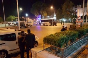 Polis merkezinde oğlunu d&ouml;vmek isteyince...