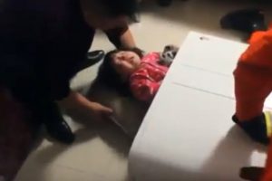 K&uuml;&ccedil;&uuml;k kız &ccedil;amaşır makinesine sıkıştı