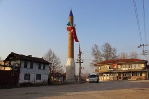 Bursa'da bu k&ouml;y&uuml;n minaresi var, camisi yok!