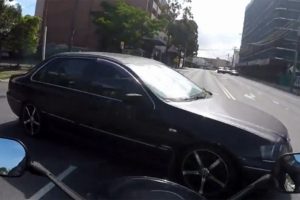 Motosiklet otomobile b&ouml;yle &ccedil;arptı