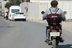 Kadın s&uuml;r&uuml;c&uuml;den plaka yerine 'ağır abi' s&ouml;z&uuml;