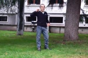 Bursa'da valilik &ouml;n&uuml;nde boğazına bı&ccedil;ak dayayıp intihar etmek istedi