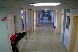 Hastaların cep telefonunu &ccedil;alan hırsız kamerada