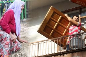 Babasının serbest kaldığını duyunca &ccedil;ıldırdı