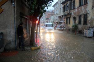 G&uuml;nd&uuml;z geceye, caddeler dereye d&ouml;n&uuml;şt&uuml;
