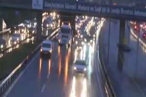 E-5'te TIR &uuml;st ge&ccedil;ide takıldı, trafikte kuyruk oluştu