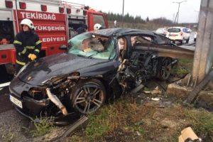 TEM'de bariyerlere &ccedil;arpan otomobilin Bulgar s&uuml;r&uuml;c&uuml;s&uuml; &ouml;ld&uuml;