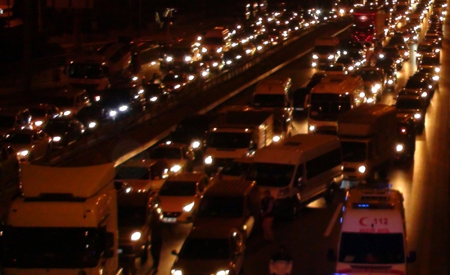 Sağanak yağış İstanbul'da trafiği fel&ccedil; etti