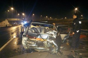 TIR otomobile &ccedil;arptı: 3 yaralı