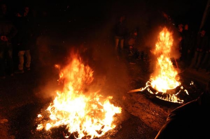 Elektrik kesintisini yol kapatarak protesto ettiler