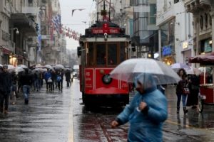 Aralıksız yağan yağmur kenti fel&ccedil; edebilir