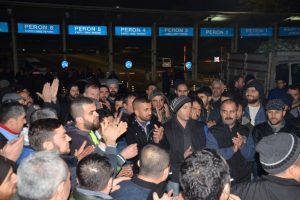 Bursa'da pazarcılar, tezgahları i&ccedil;in otobanı trafiğe kapattı