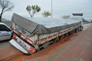Bursa'da TIR'lar &ccedil;&ouml;ken yola b&ouml;yle saplandı