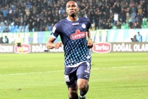 Yıldız futbolcunun eşi komaya girdi! İkizleri &ouml;ld&uuml;