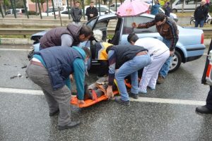 Bursa'da kırmızı ışıkta duran kamyona &ccedil;arptı