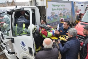 Bursa'da &ccedil;&ouml;p kamyonu kaza yaptı: 2 yaralı
