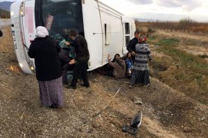 Denizli'de yolcu otob&uuml;s&uuml; devrildi: 2 &ouml;l&uuml;, 19 yaralı