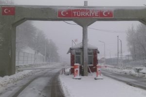 Derek&ouml;y Sınır Kapısı beyaza b&uuml;r&uuml;nd&uuml;