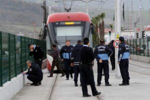 Tramvayın altında kalarak hayatını kaybetti