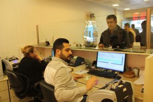 Vatandaşlar d&ouml;viz b&uuml;rolarına akın etti