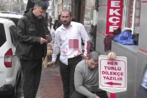 Boşanma davası sonrası kardeşlerin bı&ccedil;aklı kavgası: 2 yaralı