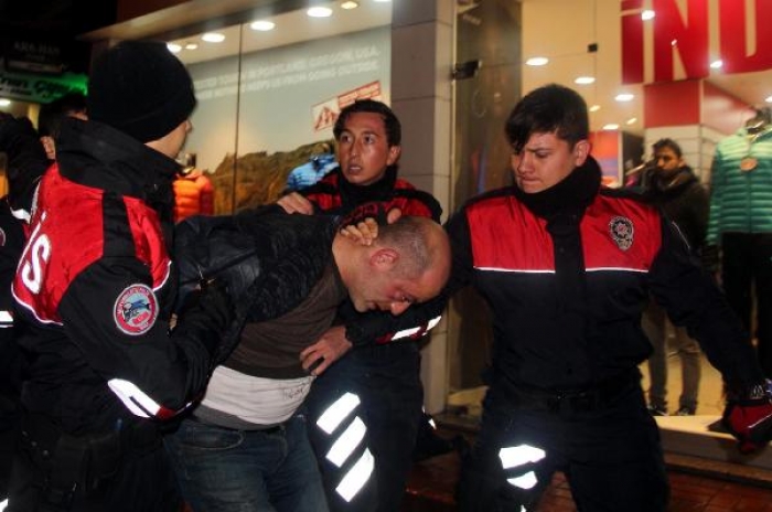 Kimlik kontrol&uuml; yapan polise kafa attı