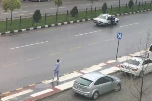 Sokak ortasında silahlı &ccedil;atışma kamerada