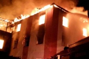 Adana'da kız &ouml;ğrenci yurdunda yangın: 12 &ouml;l&uuml;, 22 yaralı