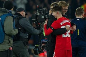 17 yaşında Liverpool tarihine ge&ccedil;ti
