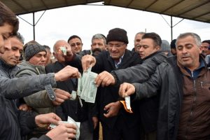 Hayvan pazarında dolar yaktılar: Bizde artık dolar euro ge&ccedil;mez