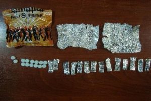 Bitki &ccedil;aylarına b&ouml;cek ilacı sıkıp 'Bonzai' diye satmışlar
