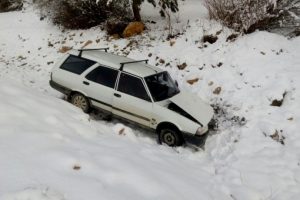 Karda kayan otomobil dereye u&ccedil;tu