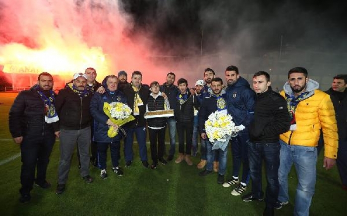 Fenerbah&ccedil;e'ye derbi &ouml;ncesi taraftar desteği