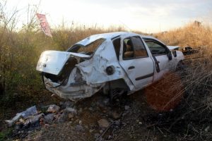 Otomobil tarlaya u&ccedil;tu: 1 &ouml;l&uuml;, 5 yaralı