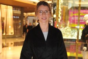 Tuba &Uuml;nsal mağazaları gezdi