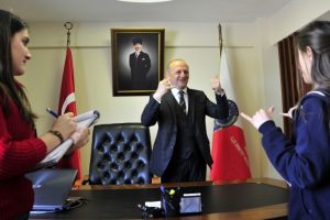 Bursa'da lise &ouml;ğrencileri 550 kişi ile "işaret dili" klibi &ccedil;ekti