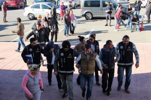 Uyuşturucu zanlıları dizi setinin i&ccedil;inden ge&ccedil;irildi