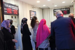 Bursalılar d&ouml;viz bozdurmak i&ccedil;in Kapalı&ccedil;arşı'ya akın etti