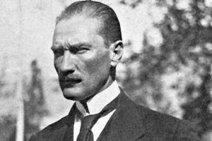 Atat&uuml;rk sesine hayran kaldığı Sovyet sanat&ccedil;ıyı evlat edinmek istemiş