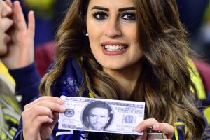 Fenerbah&ccedil;e taraftarından G&ouml;khan G&ouml;n&uuml;l'e g&ouml;nderme