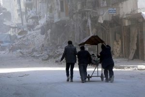 Halep'te &ccedil;atışma b&ouml;lgelerinden ka&ccedil;anlara saldırı