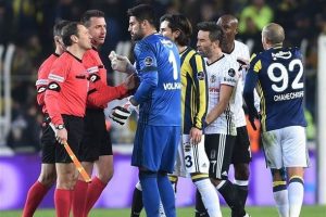 Fenerbah&ccedil;e-Beşiktaş ma&ccedil;ında ortalık karıştı!