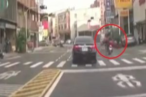 Motosiklet bisikletli kadına b&ouml;yle &ccedil;arptı