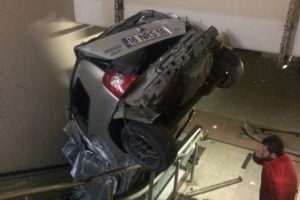 Bursa'da kontrolden &ccedil;ıkan ara&ccedil; metro istasyonuna girdi